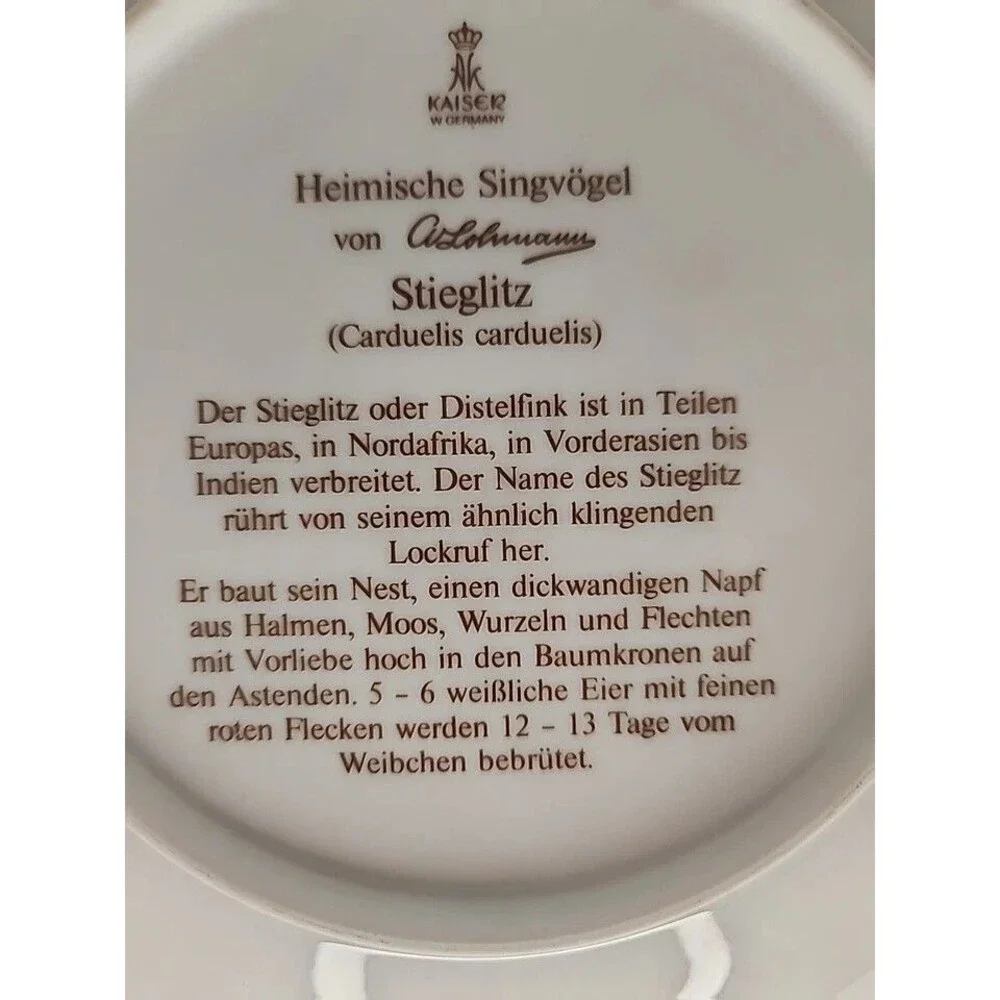 HEIMISCHE SINGVÖGEL ER BAUT SEIN NEST, PLATE